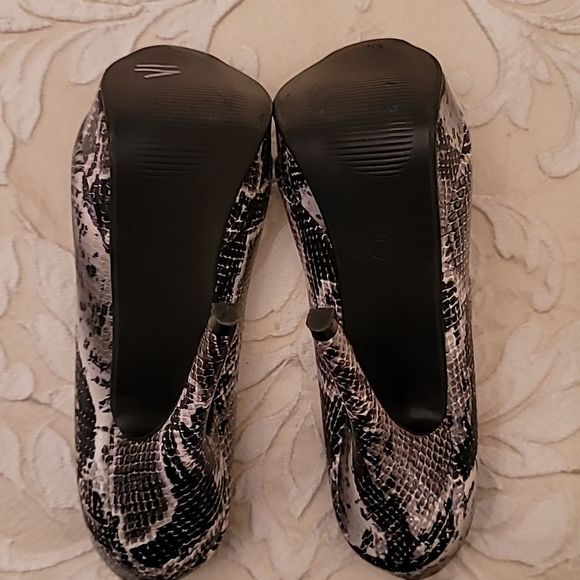 Baby Girl Black & Gray Snakeskin Print Heels - Picture 14 of 16